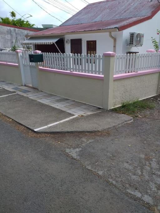 Maison Creole Chaleureuse Avec Stationnement เลอโกซิเยร์ ภายนอก รูปภาพ